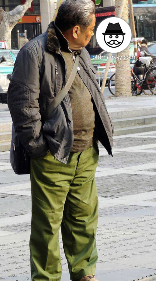 Old daddy wore gray coat and green trousers on the square_03