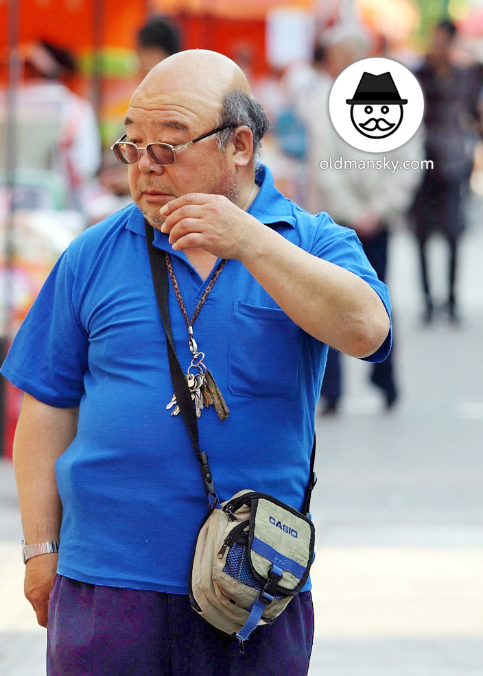 Sunglasses old daddy wore blue polo shirt walked in the street_04