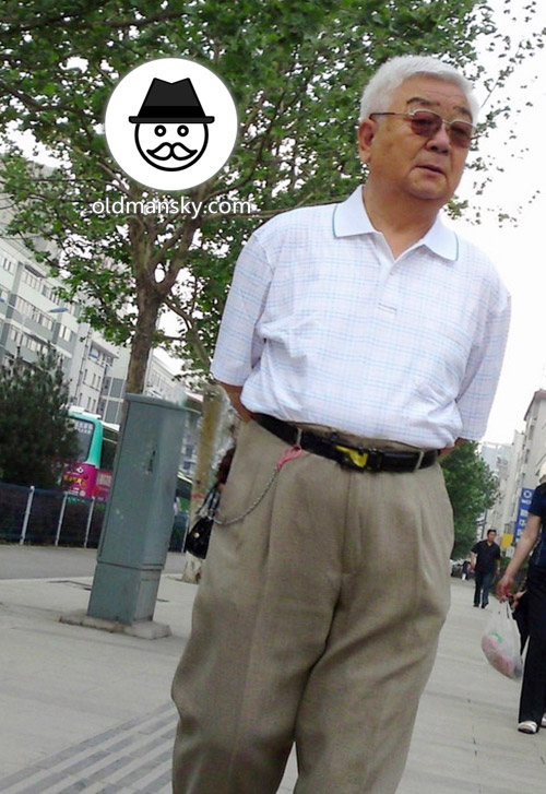 White hair glasses old man wore white polo shirt was walking in the street_04