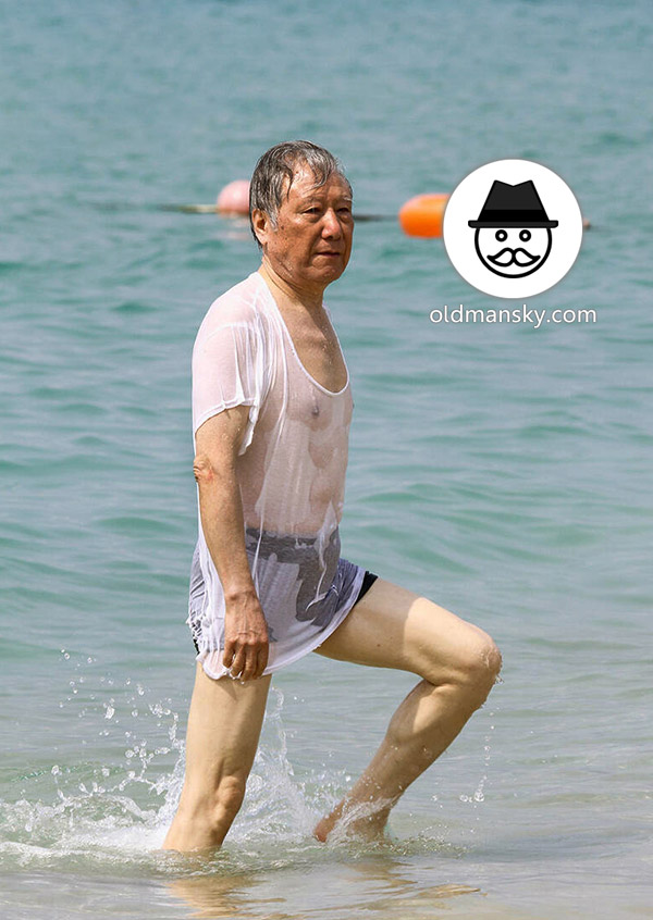 Old man went swimming with clothes at the sea_09