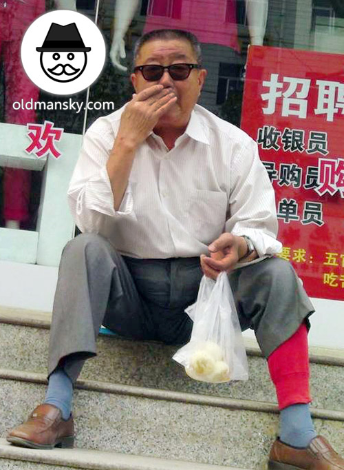 Sunglasses old daddy bought bread to eat sat the roadside_02