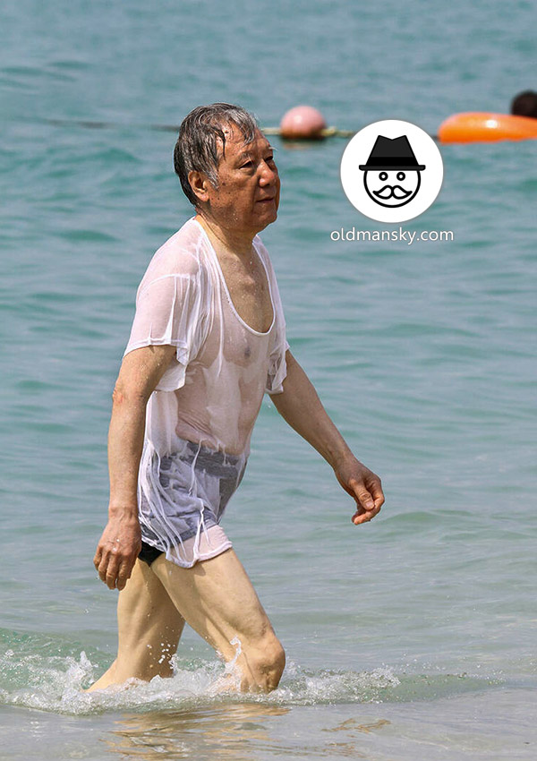 Old man went swimming with clothes at the sea_07