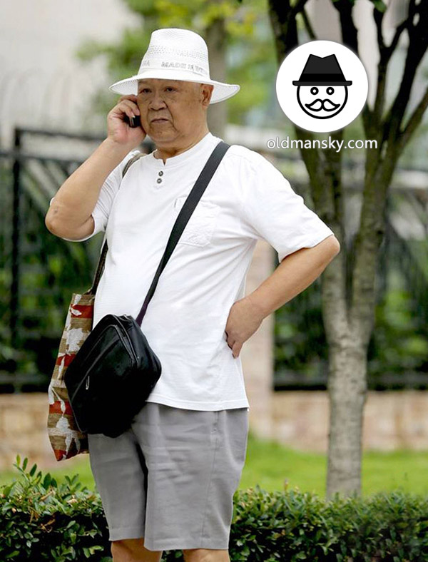 Tourist old man wore a white hat was calling in the park_02