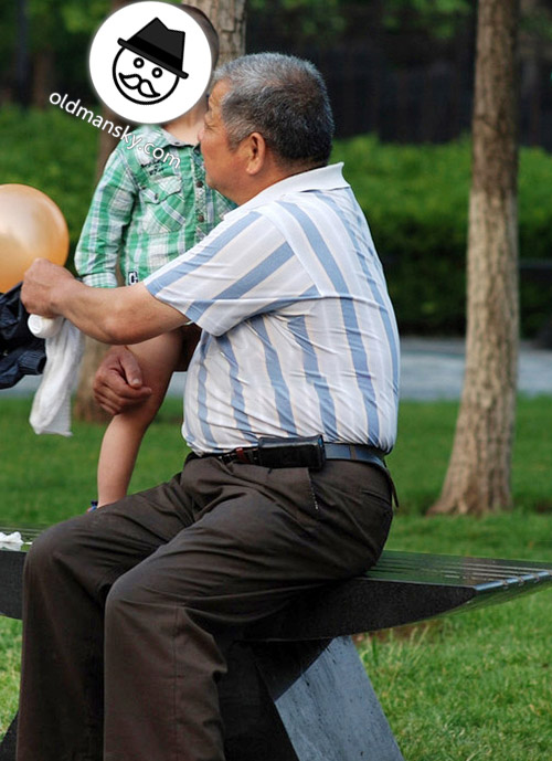 Old daddy wore strip polo shirt took care child in the park_02