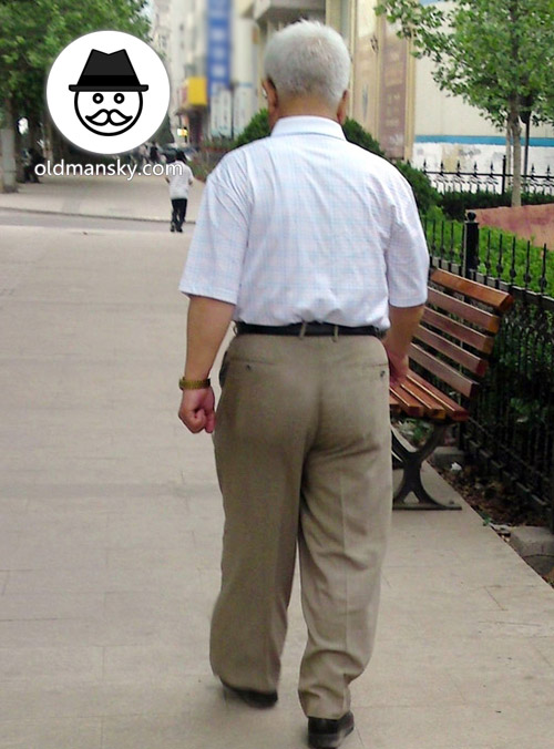 White hair glasses old man wore white polo shirt was walking in the street_06