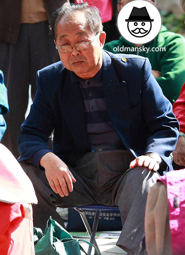 Glasses old daddy wore brown suit in the park_02