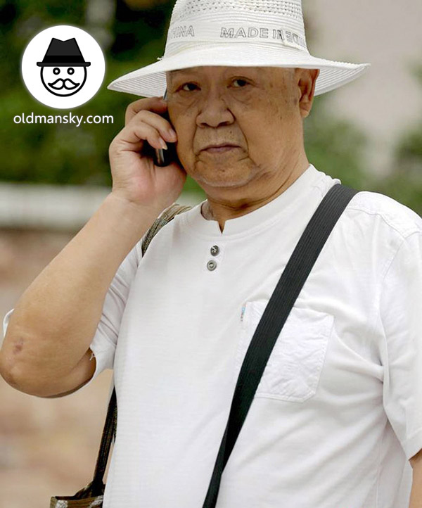 Tourist old man wore a white hat was calling in the park