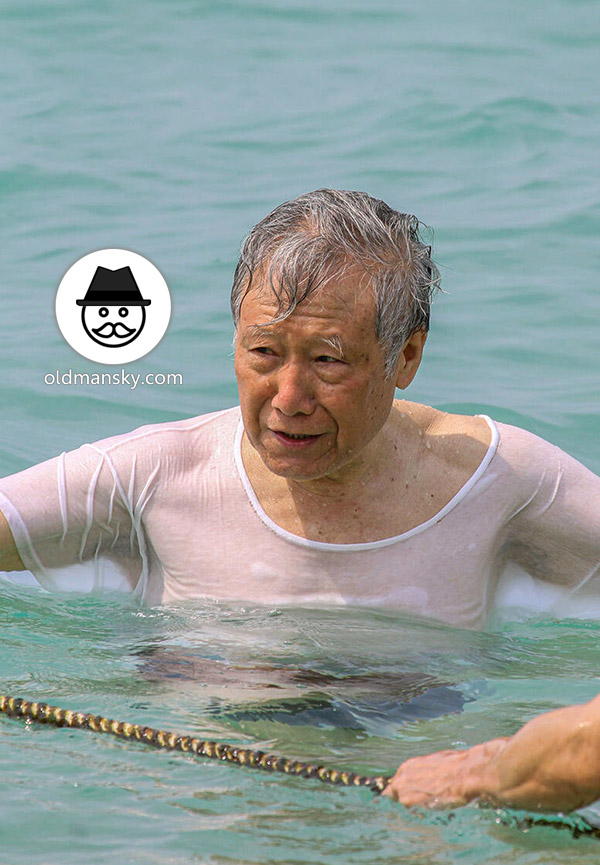 Old man went swimming with clothes at the sea_03