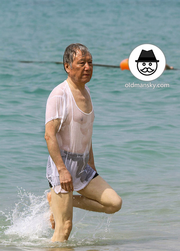 Old man went swimming with clothes at the sea_08