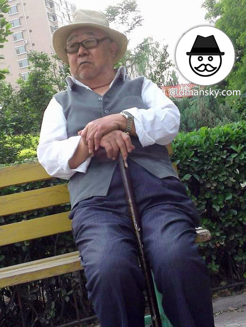 Glasses old man wore a white hat sat on the bench_04