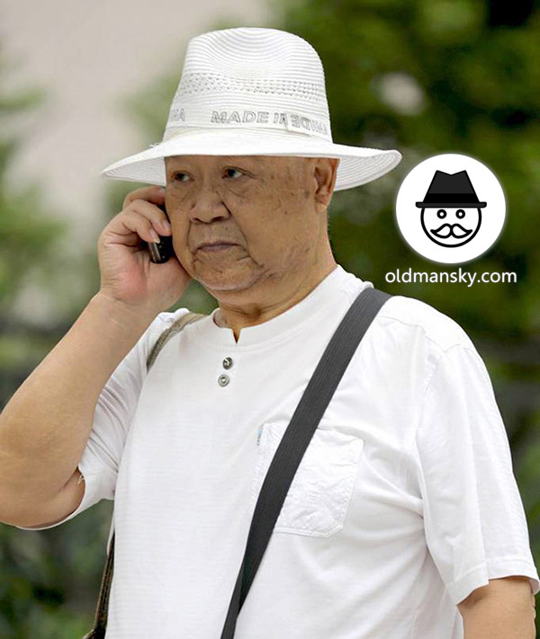 Tourist old man wore a white hat was calling in the park_03