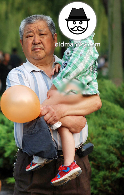 Old daddy wore strip polo shirt took care child in the park_03