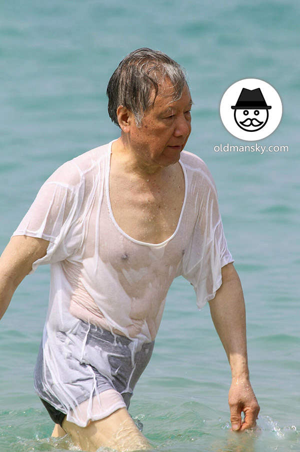 Old man went swimming with clothes at the sea_06