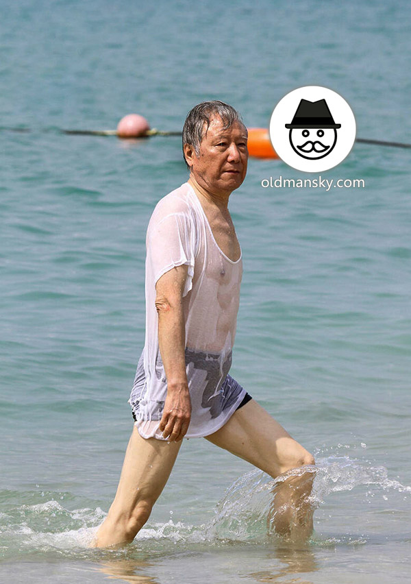 Old man went swimming with clothes at the sea_10