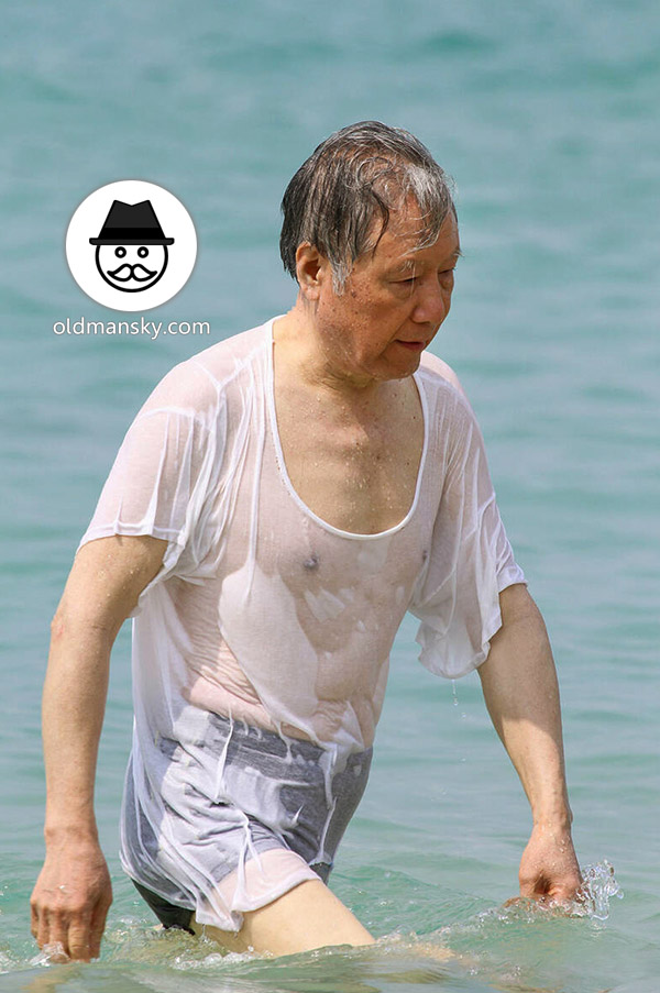 Old man went swimming with clothes at the sea_04