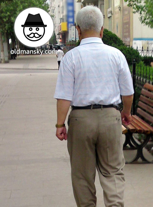 White hair glasses old man wore white polo shirt was walking in the street_05