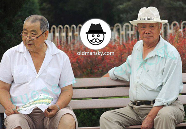 Two old daddies were sitting on the park bench chatting_04