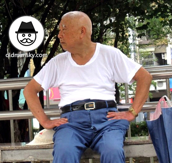 Three old men wore white top clothes satting rest in the park_04