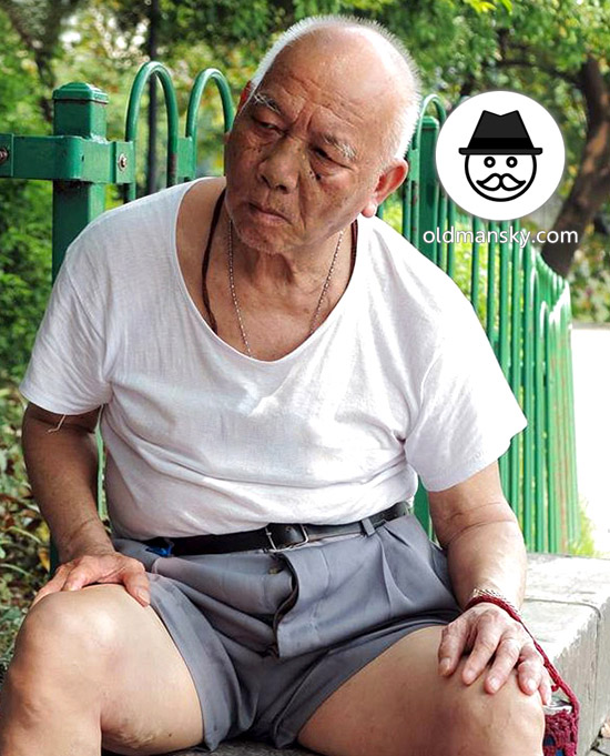 Three old men wore white top clothes satting rest in the park_02