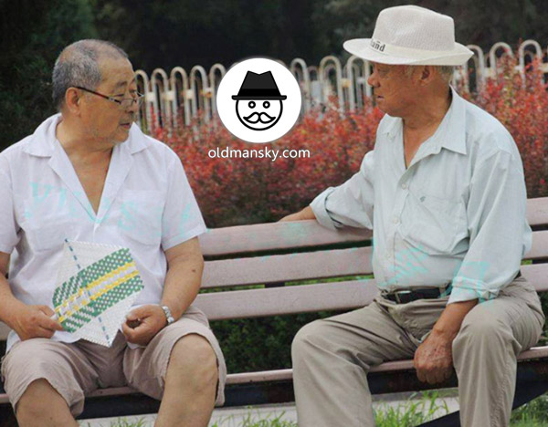 Two old daddies were sitting on the park bench chatting_03