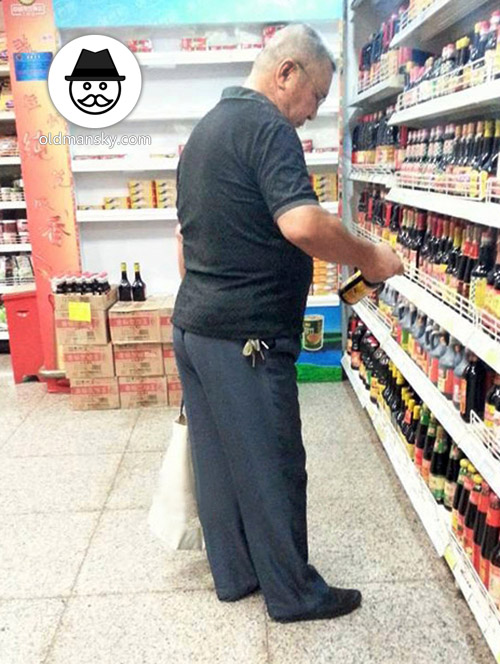 Old daddy wore black polo shirt was shopping in the supermarket_03