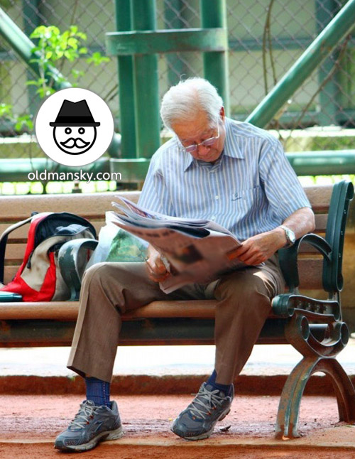White hair glasses old man was reading newspapers on the park bench_02