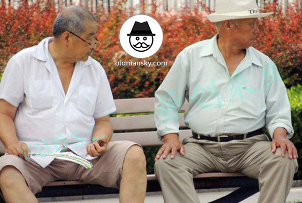 Two old daddies were sitting on the park bench chatting_06