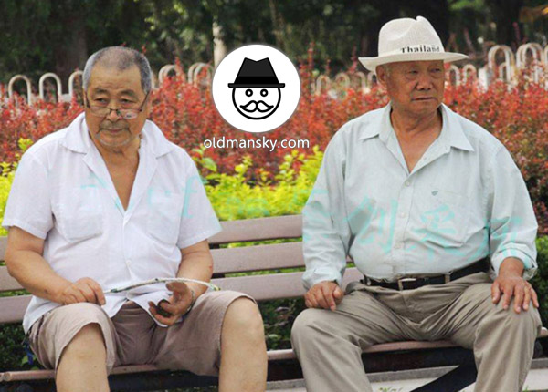 Two old daddies were sitting on the park bench chatting_05