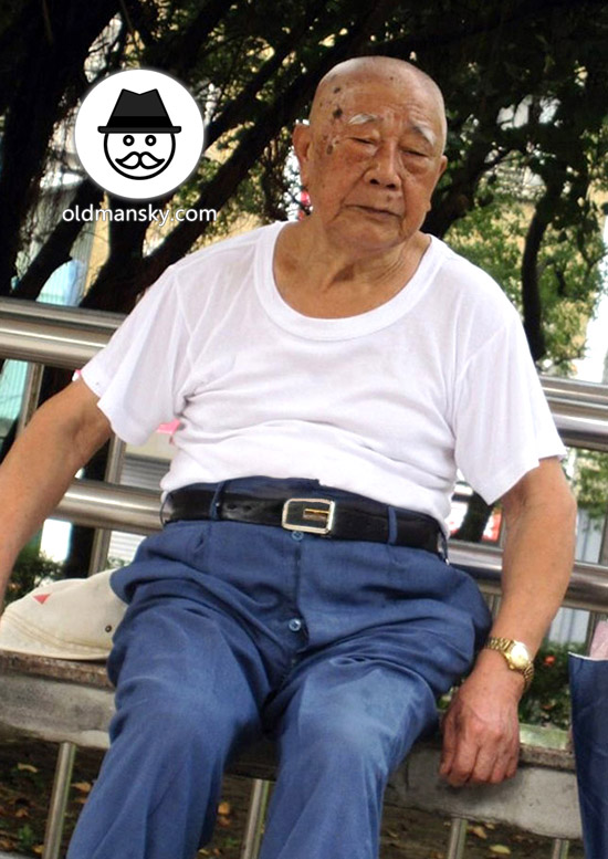 Three old men wore white top clothes satting rest in the park_03