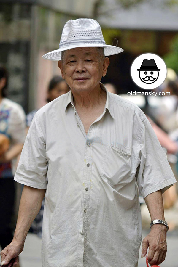 Old man wore a white hat was walking on the sqaure_03