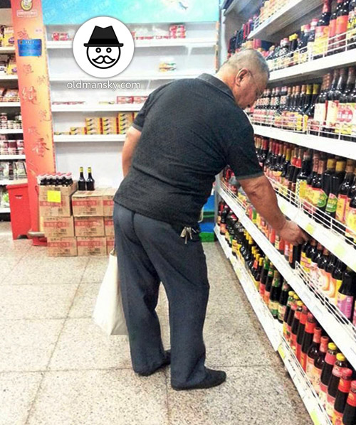Old daddy wore black polo shirt was shopping in the supermarket_02