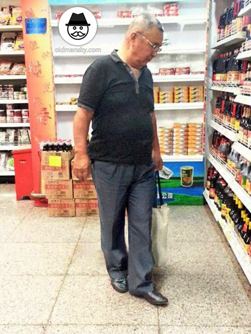 Old daddy wore black polo shirt was shopping in the supermarket