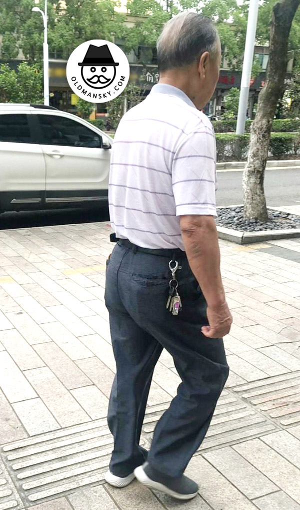 Old daddy wore white strip polo shirt walked in the street_04