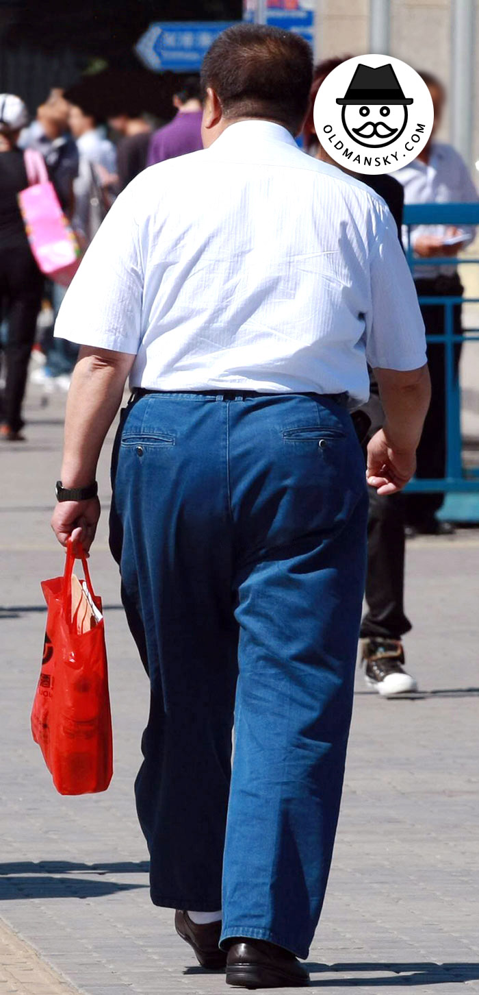 Fat old daddy wore white shirt and blue jeans went shopping_06