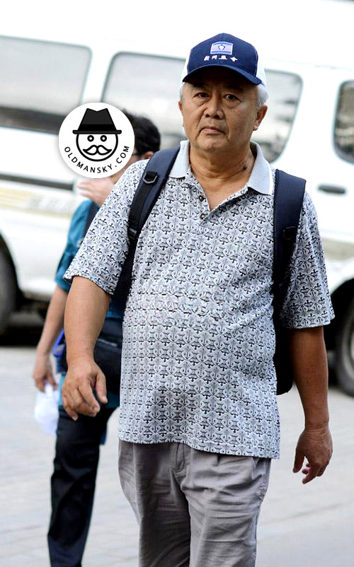 Tourist white hair old man wore cap and plaid polo shirt in his trip_03