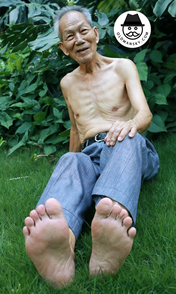 Thin silver hair old man wore a blue trousers was doing exercise in the park_03
