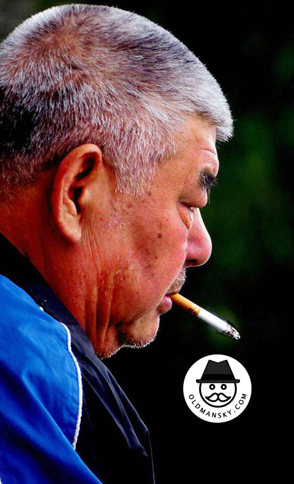 Old daddy was lonely smoking in the park_03