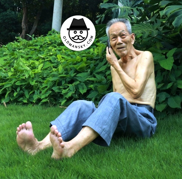 Thin silver hair old man wore a blue trousers was doing exercise in the park_05