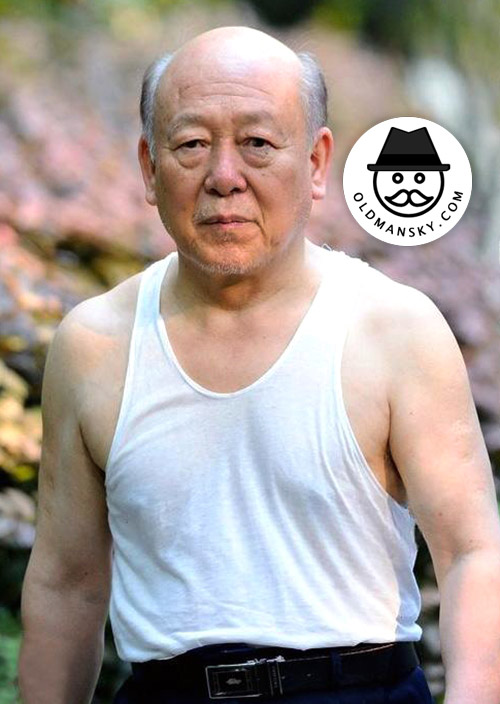 Three old men wore white vest undershirt did exercise in the park_04