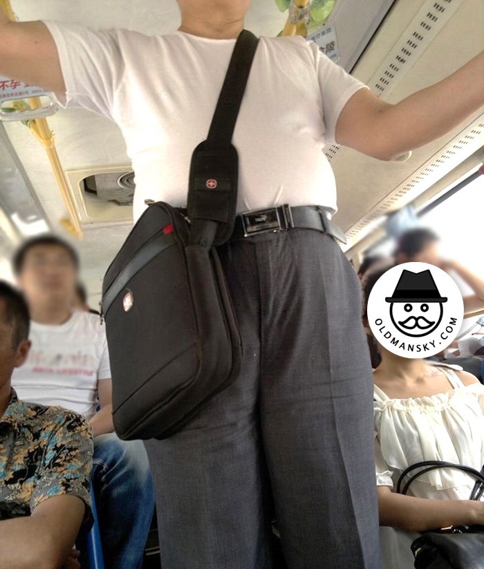 White T-shirt old daddy carried a black bag by bus_04