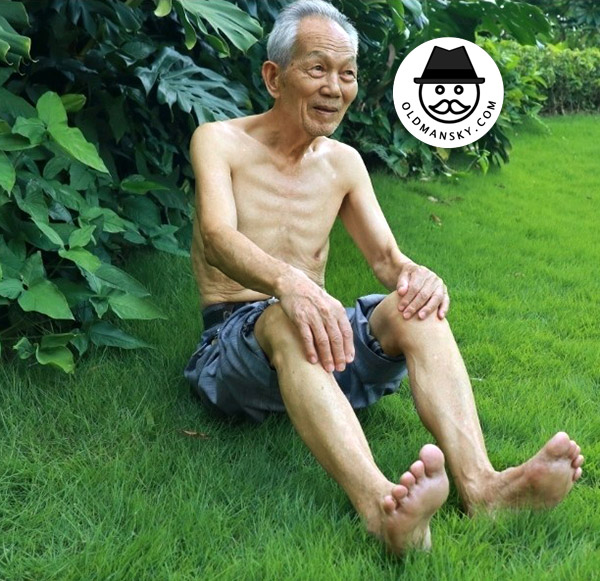 Thin silver hair old man wore a blue trousers was doing exercise in the park_06