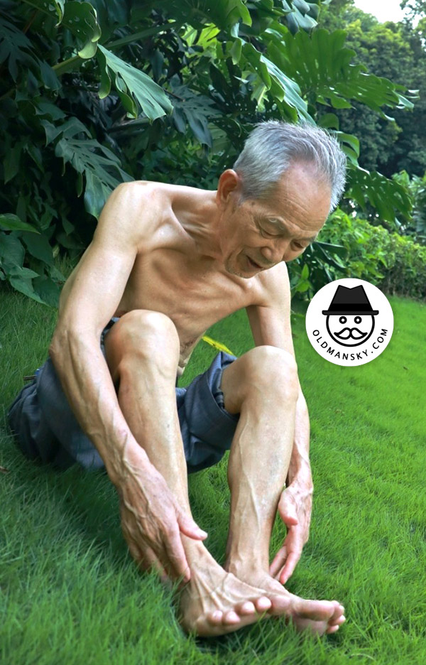 Thin silver hair old man wore a blue trousers was doing exercise in the park_07