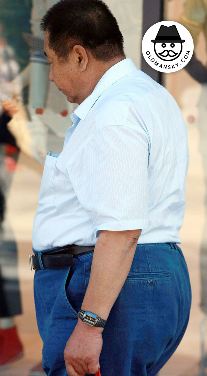 Fat old daddy wore white shirt and blue jeans went shopping_02