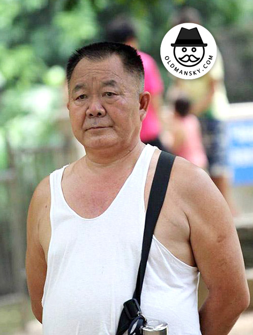 Old daddy wore white vest undershirt carried a bag walked in the park_04