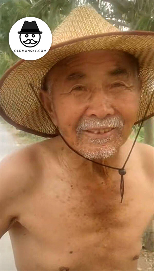 White beard old man wore a hat sold vegetables on the roadside