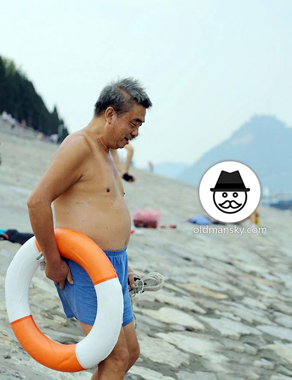 Old daddy took a lifebuoy to swim by the river