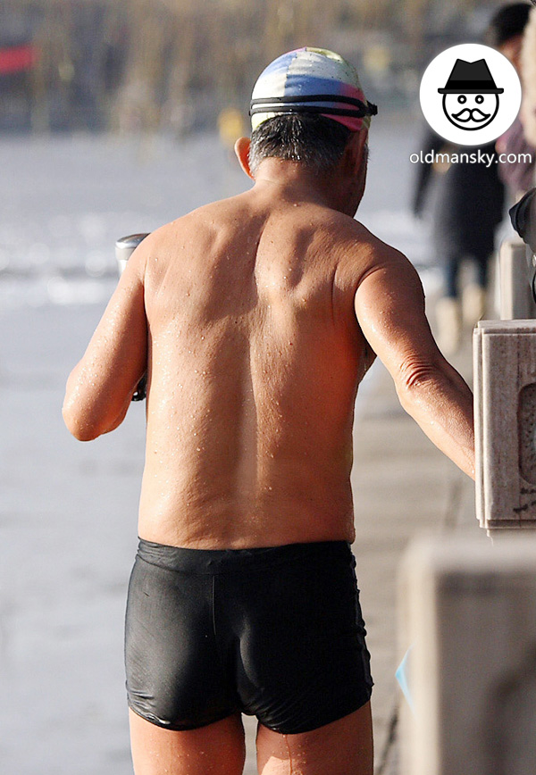 White hair old man went swimming by the lake_04