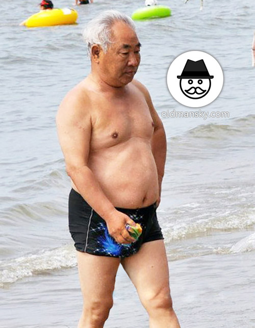 White hair old daddy went swimming at the sea_03