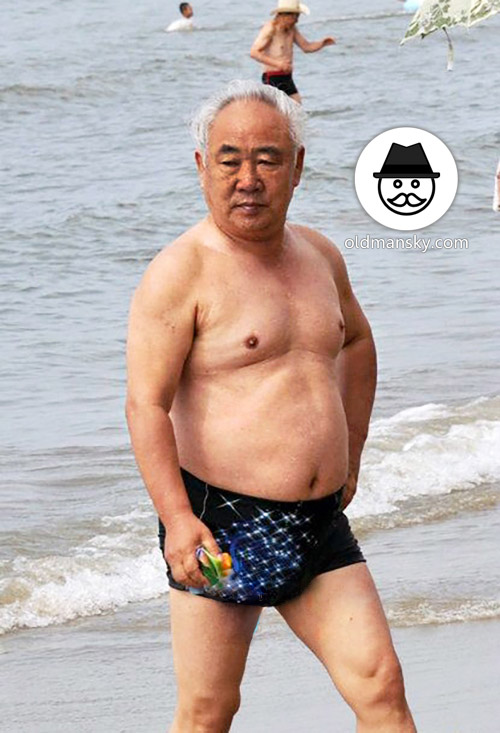 White hair old daddy went swimming at the sea_02