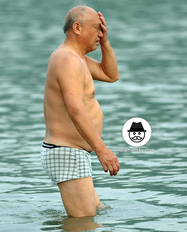 Silver hair old man went swimming by the lake_04
